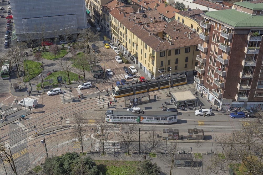 Skyline view Biancamano 1 bdr with balcony by Rentopolis