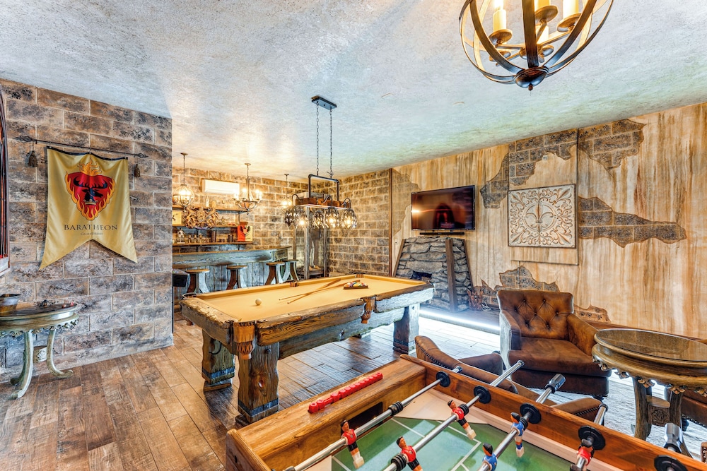 Themed Rooms, Pool & More! Custom Davenport Villa