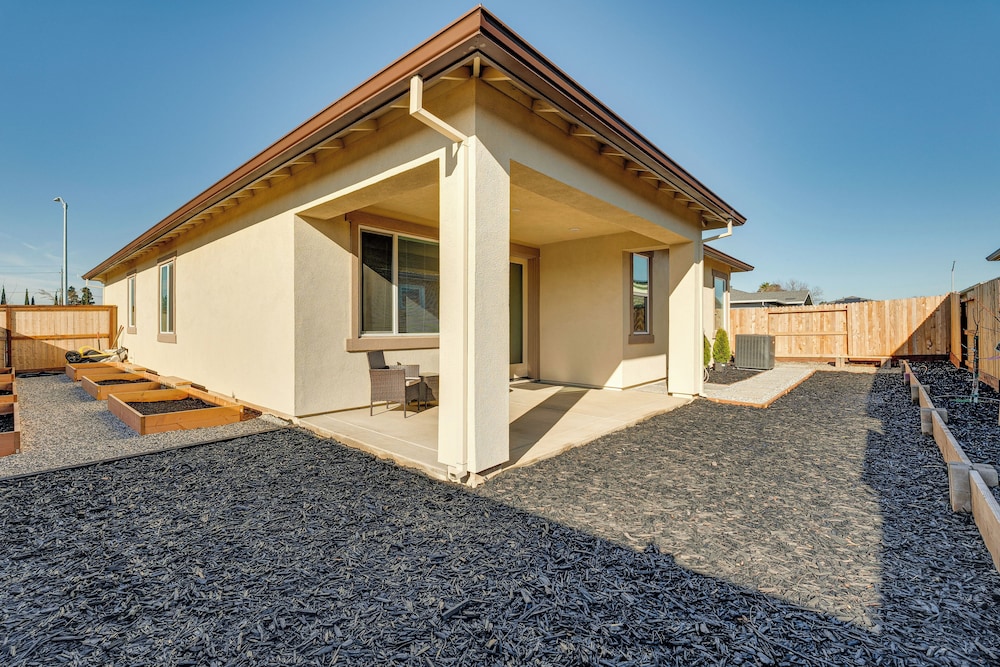 15 Mi to Dtwn Sacramento: Newly Built Home!