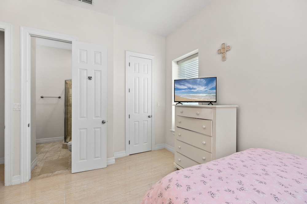 Kar - Private House Just Steps From Beach Access 4 Bedroom Home by RedAwning