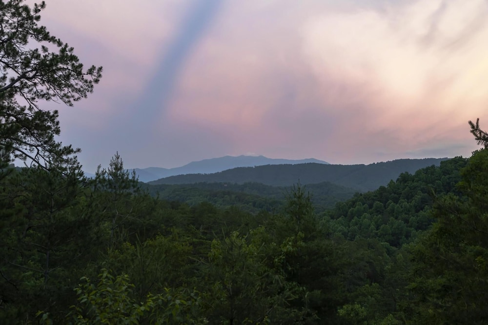A Suite Mountain View - 4 Bedrooms, 4 Baths, Sleeps 12 Home by RedAwning