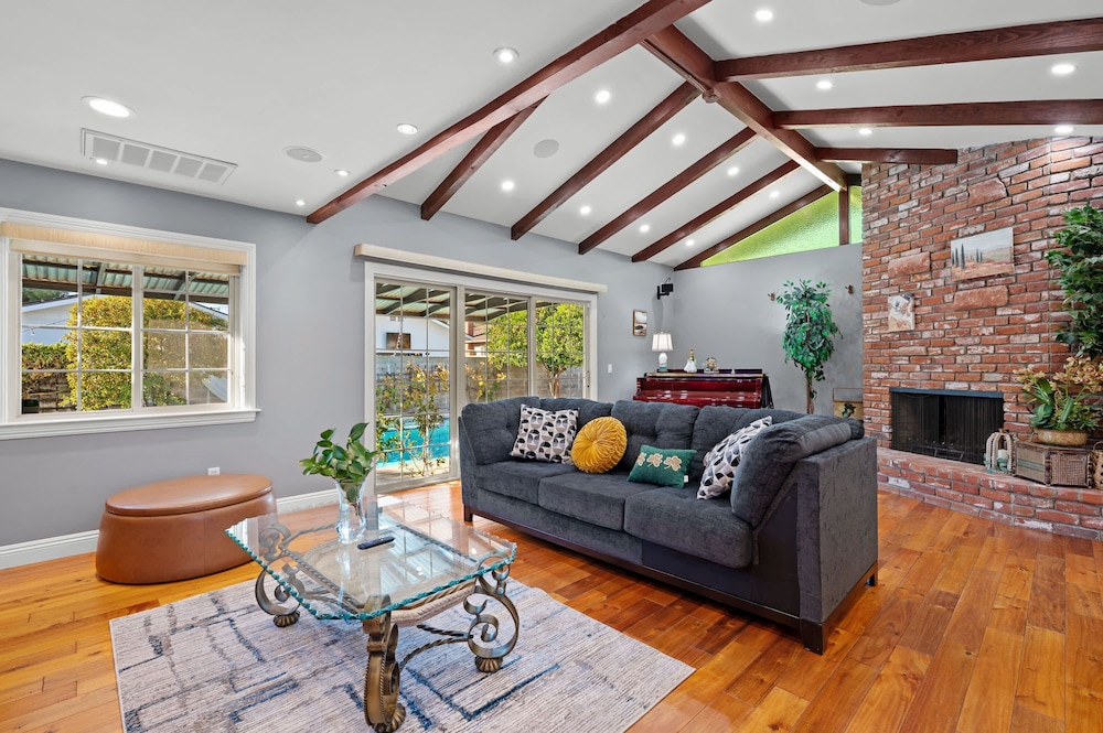 Luxury Estate With Sparkling Pool Elegant Amenities