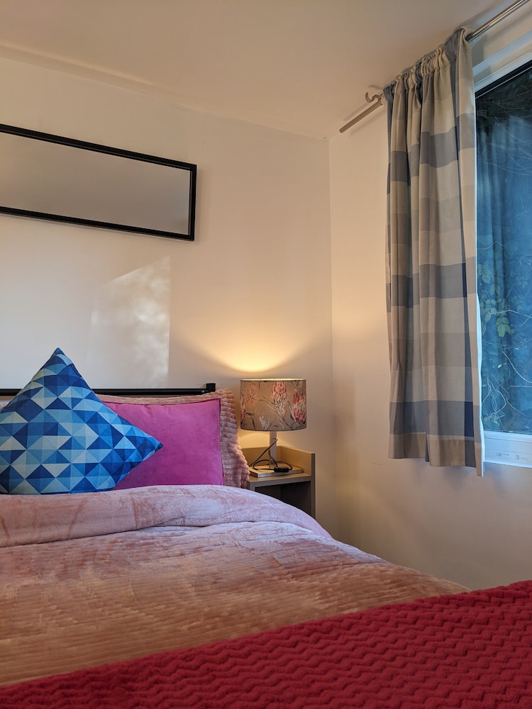 Small 1-bed Apartment in London view 2