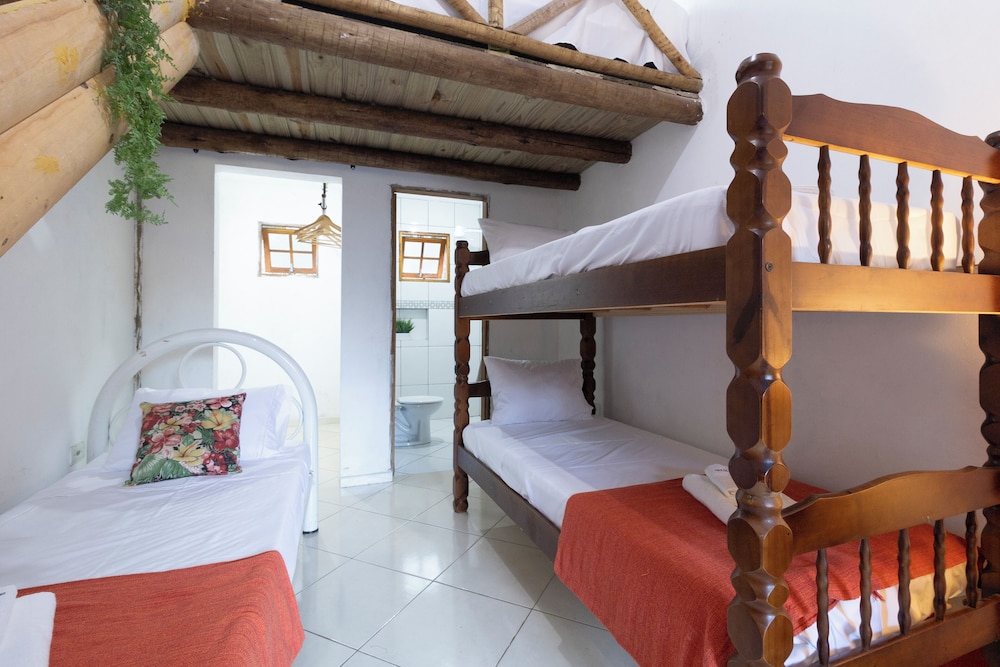Sítio com 5 suítes e piscina