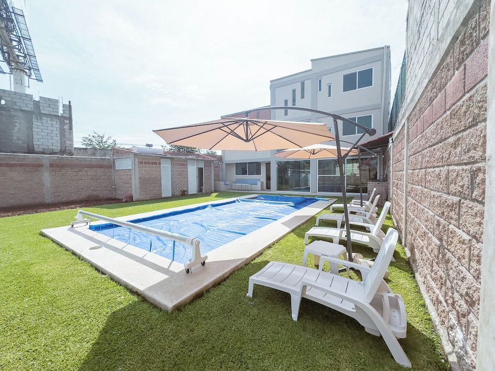 New Comfortable Retreat. Pool & BBQ