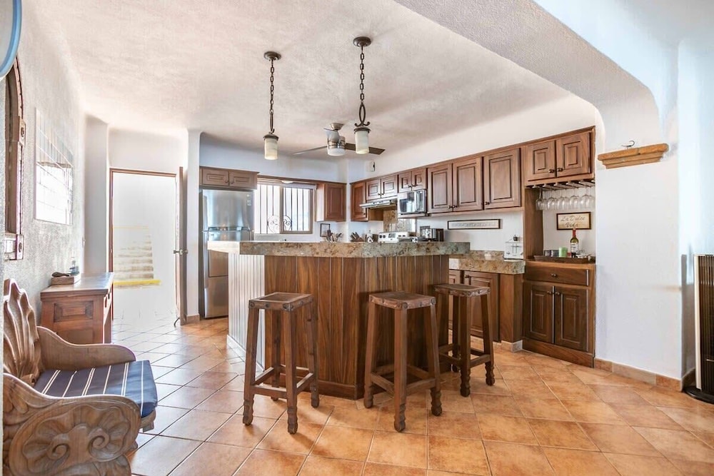 Ocean View 2Br Condo-balcony-beach-pool - 610