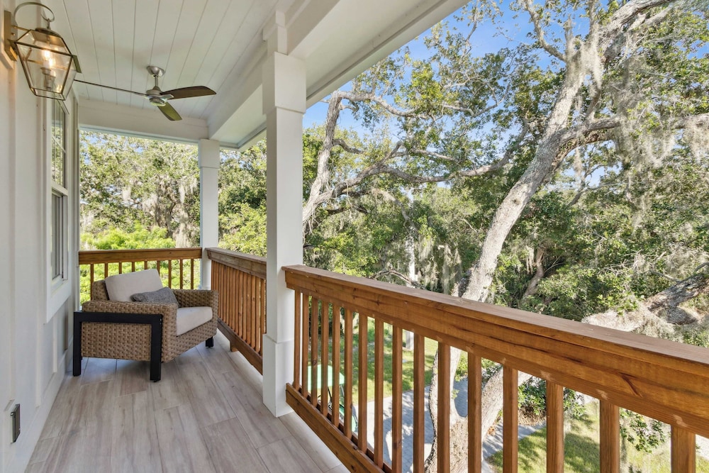 Serenity at Surfside by Avantstay Pool, Porches, Fire Pit & Arcade Near Vilano Beach