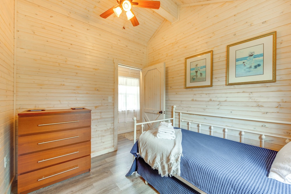 2 Mi to Carrabelle Beach: Home w/ Yard & Porch
