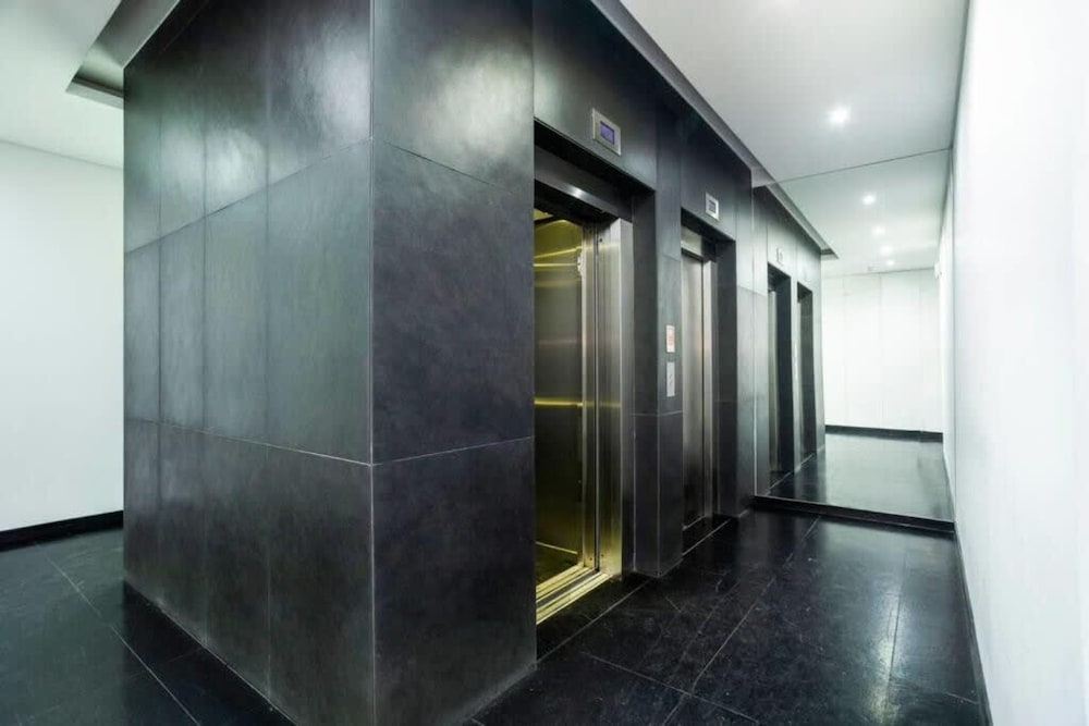 Spacious Lisbon Haven w Lift Garage