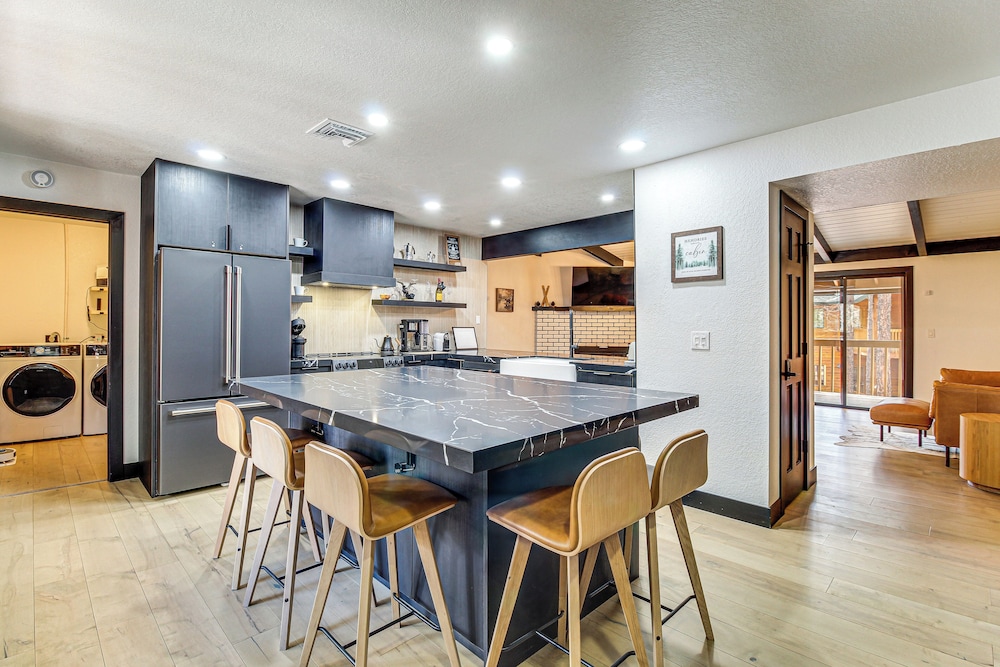 Sledding Thrills & Fireside Warmth: Pinetop Home