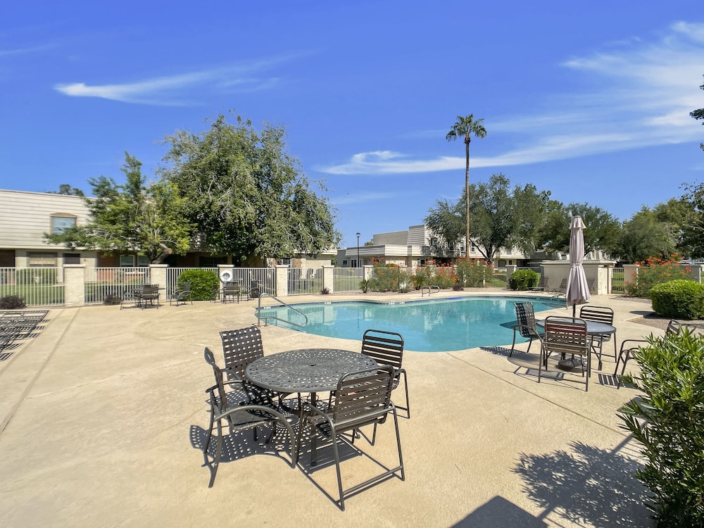 Southwest Splendor 2BR Tempe Townhome view 4