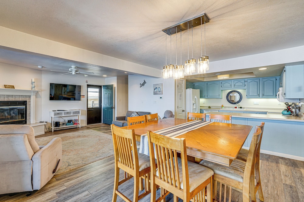 Boat Slip & Pool Access at Lake Ozark Condo!