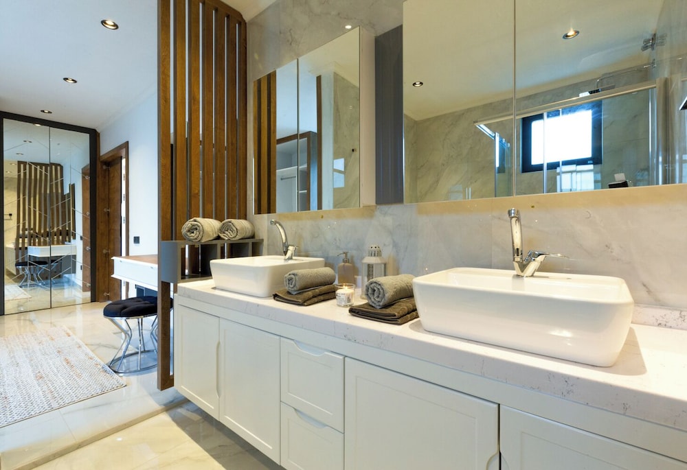 Villa White House