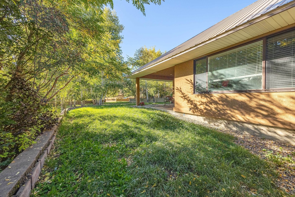 Game Room, Media Room & Pool: Luxe Villa in Craig!
