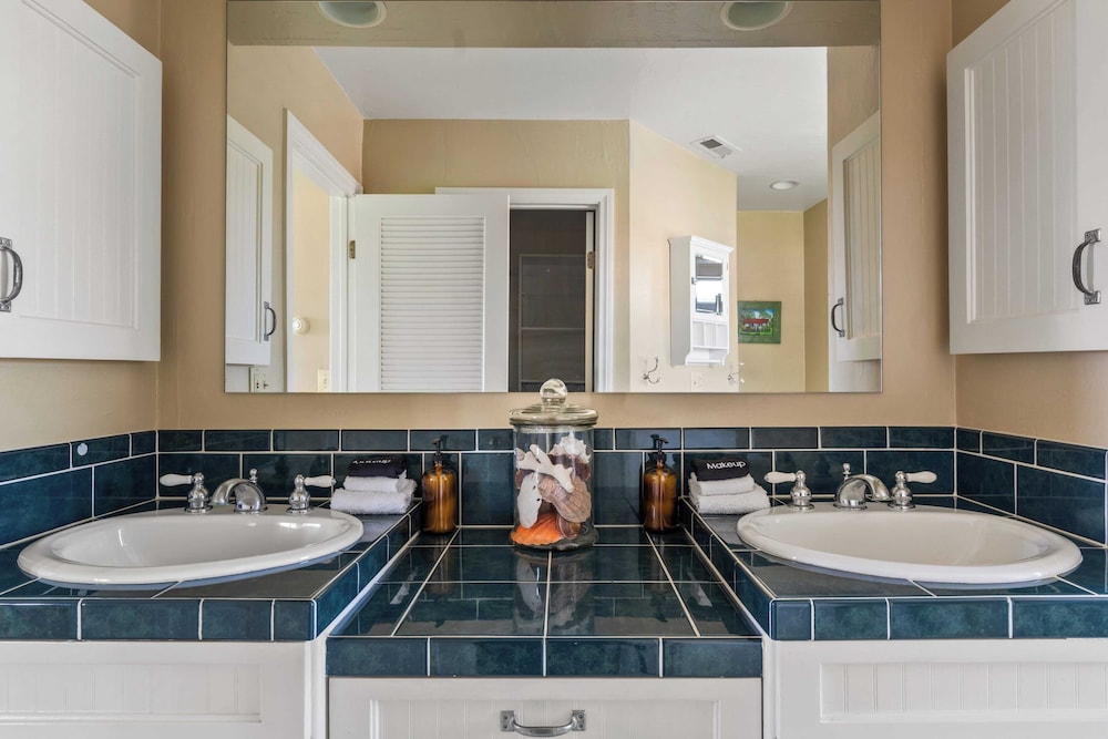 Point Loma Home w/ Putting Green, Firepit + Game Room & Beach Access Zola Street by Avantstay
