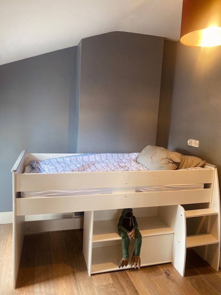 4-bed House in Kildare, Sleeps 8 With Parking