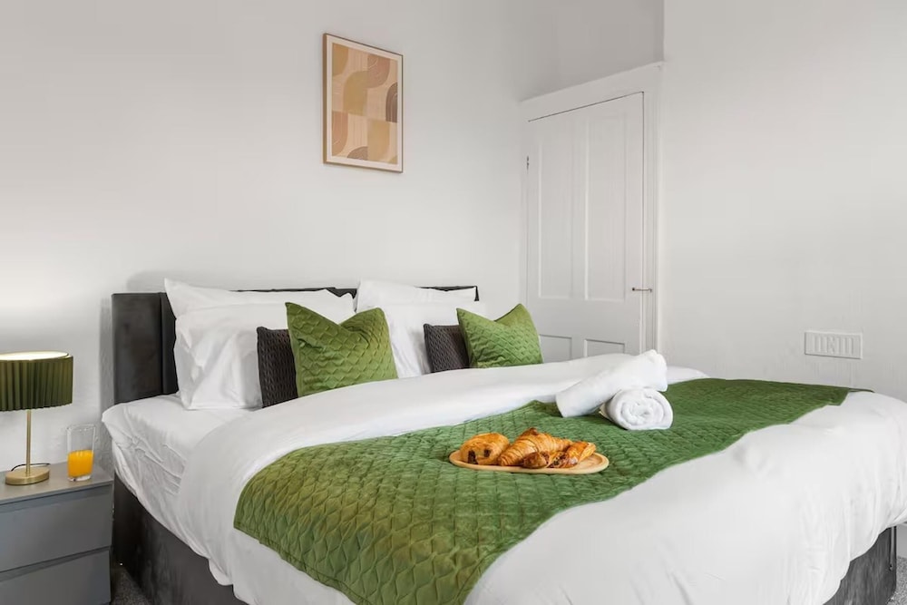 Family - Sleeps 6 - Garden - Parking
