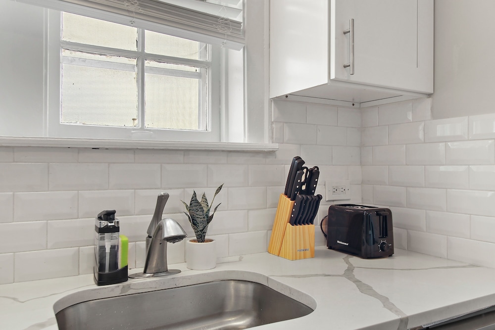 Chic 2BR Apt in Skokie - Elm 3A