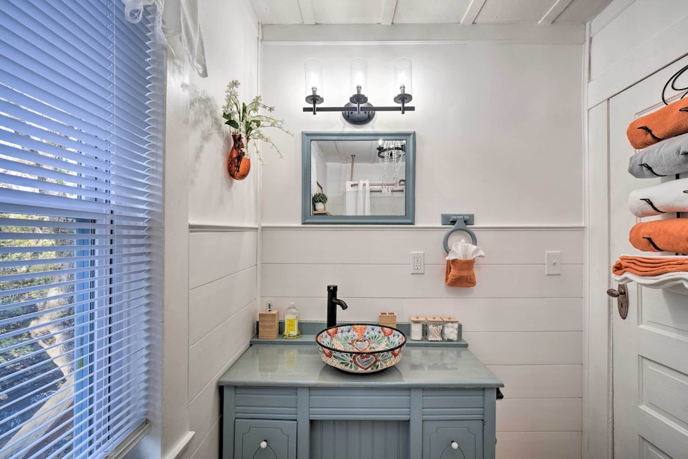 Cozy Knoxville Getaway ~ 8 Mi to Downtown! view 4