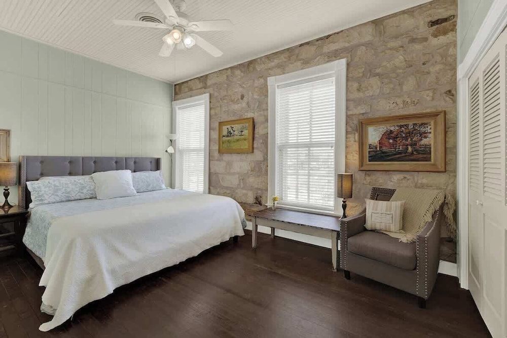 Charming Balcony Suite Overlooking Main Street-walk to Everything!