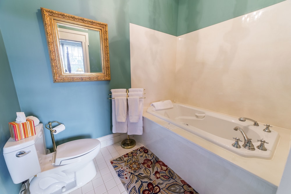 Bourbon Manor B&B