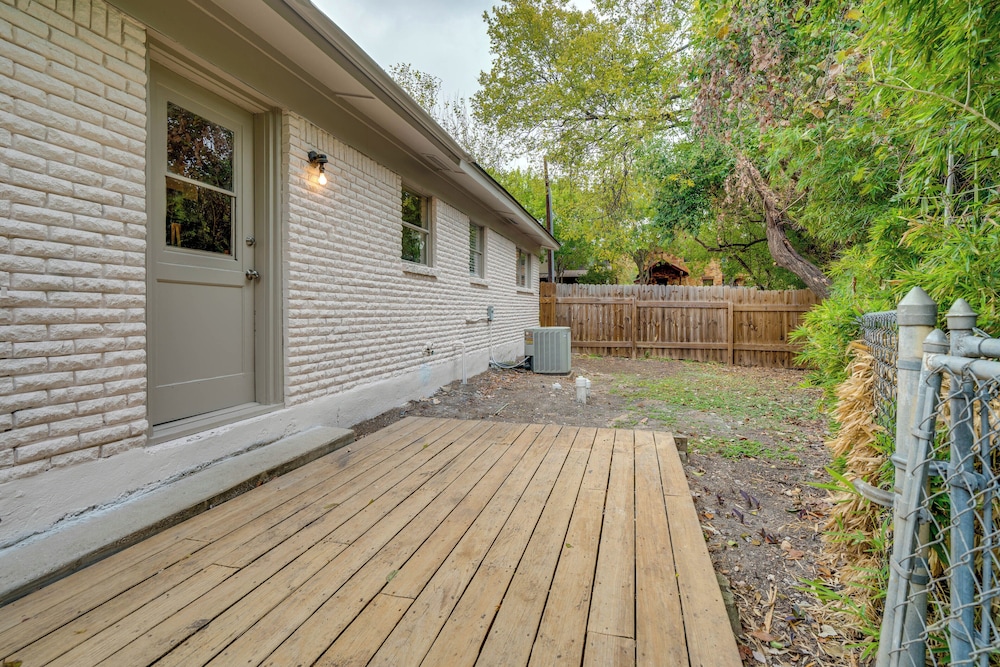 1/2 Mi to UT Austin Campus: Well-equipped Duplex!