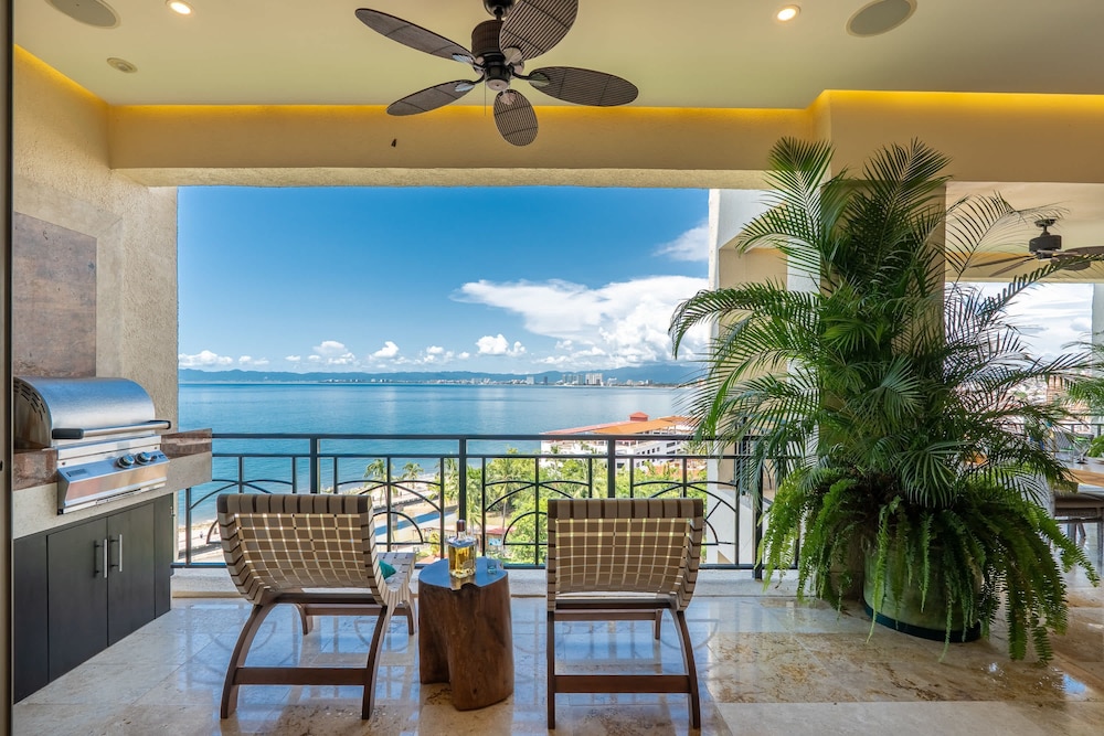 Ocean Front Amazing Views and Location Sleeps 8