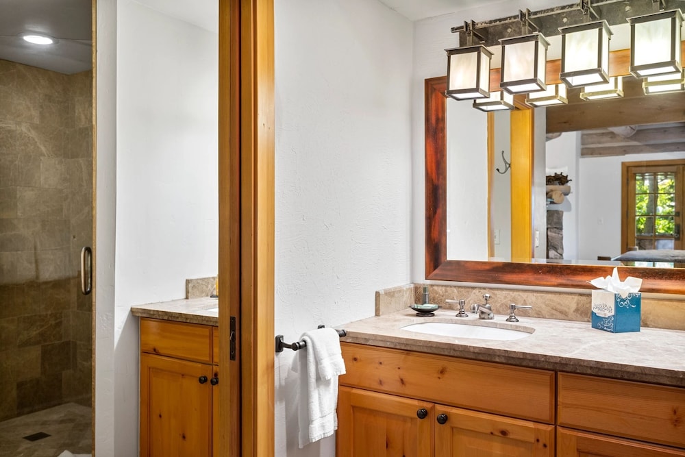 Pine Inn at Trail's End Lodge - Three Bedroom Residence with Spa #1 3 Condo