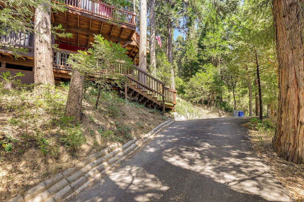 3 Mi to Lake Arrowhead Village: Dog-friendly Cabin