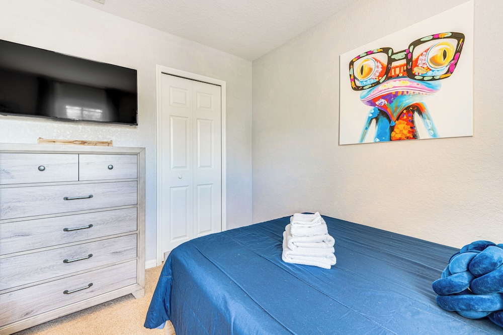 9 Mi to Wdw: Townhouse w/ Balcony in Davenport!