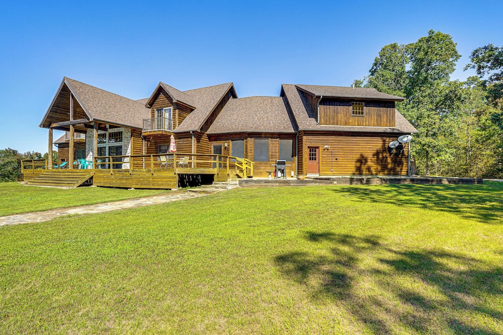 Game Room, Deck & Yard: Lake of the Ozarks Retreat view 4