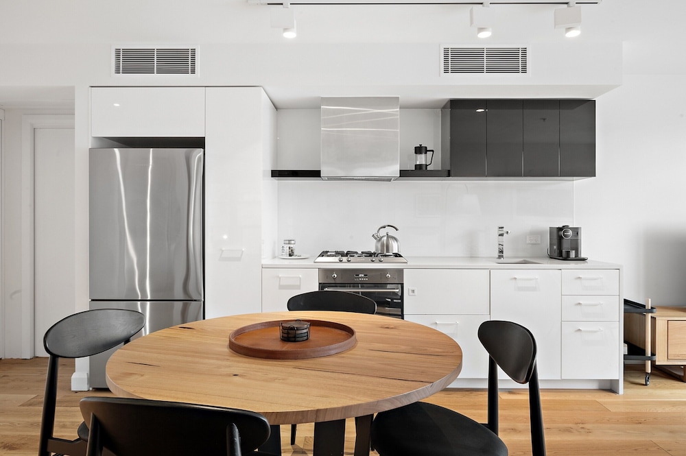 Sleek Inner-city Flat in the Heart of Melbourne