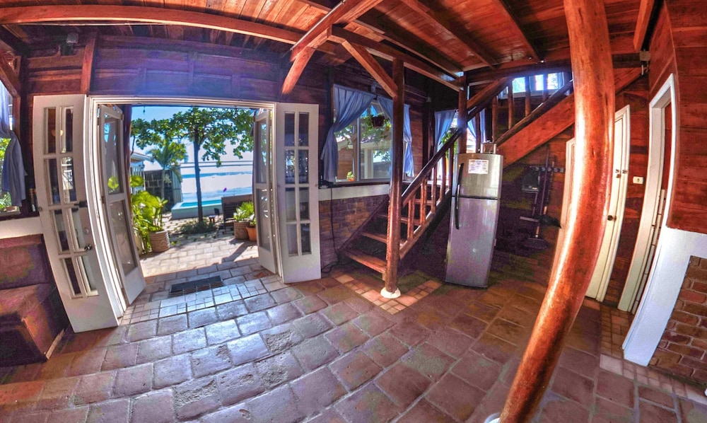 Balcony Bedroom Suite w Romantic Sunsets - AC - Pool