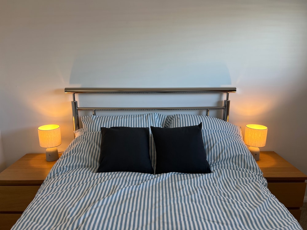 Beach Chalet - 2 Bedrooms - 4 Guests - Parking