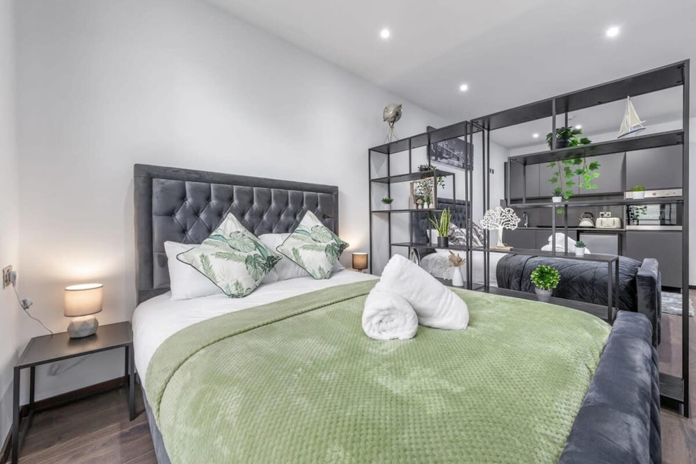 Huge Cosy Studio Family Sleeps 4 North West London