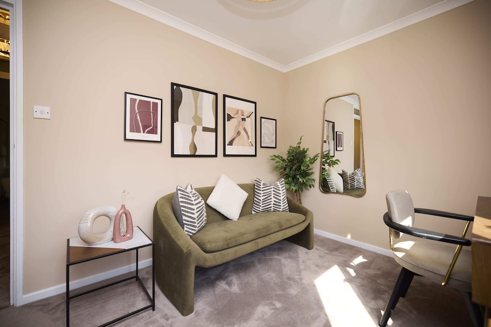 Chiswick Townhouse with Garden & Parking