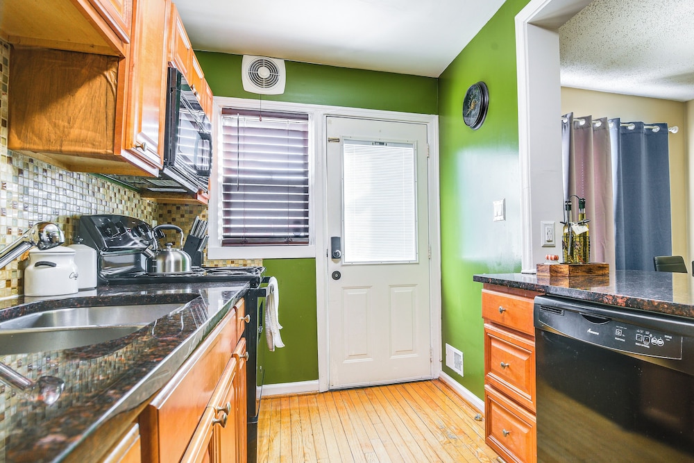 11 Mi to Downtown Baltimore: Middle River Townhome, photo 12