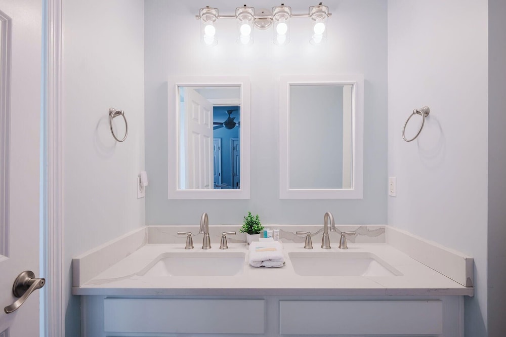 Coastal Quarters in Bluffton - Dog Friendly! Bluffton Park Lowcountry Charmer
