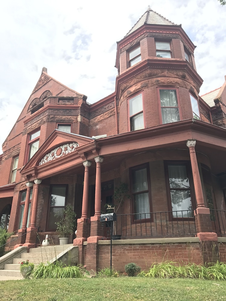 Vineyard Mansion & Carriage House Bed & Breakfast