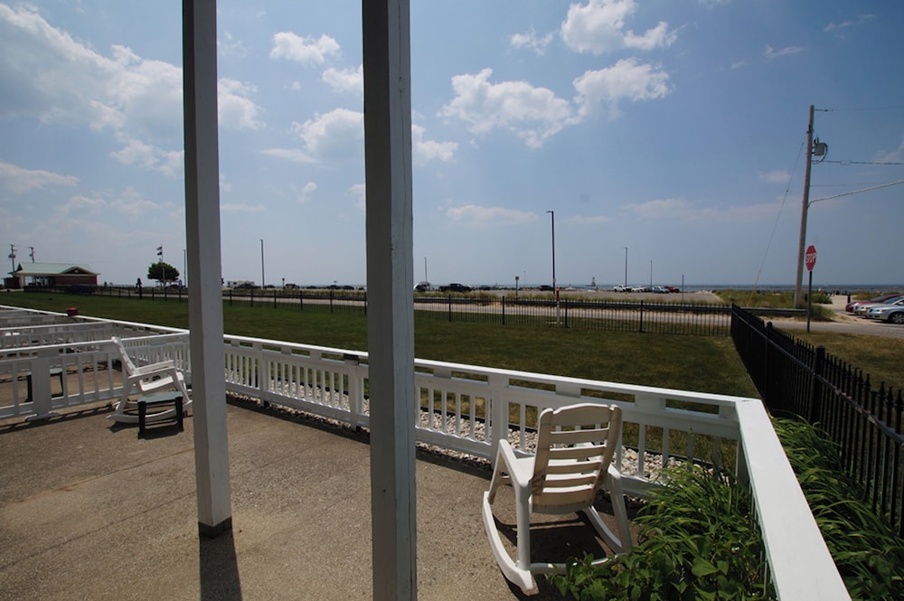 Snyder's Shoreline Inn