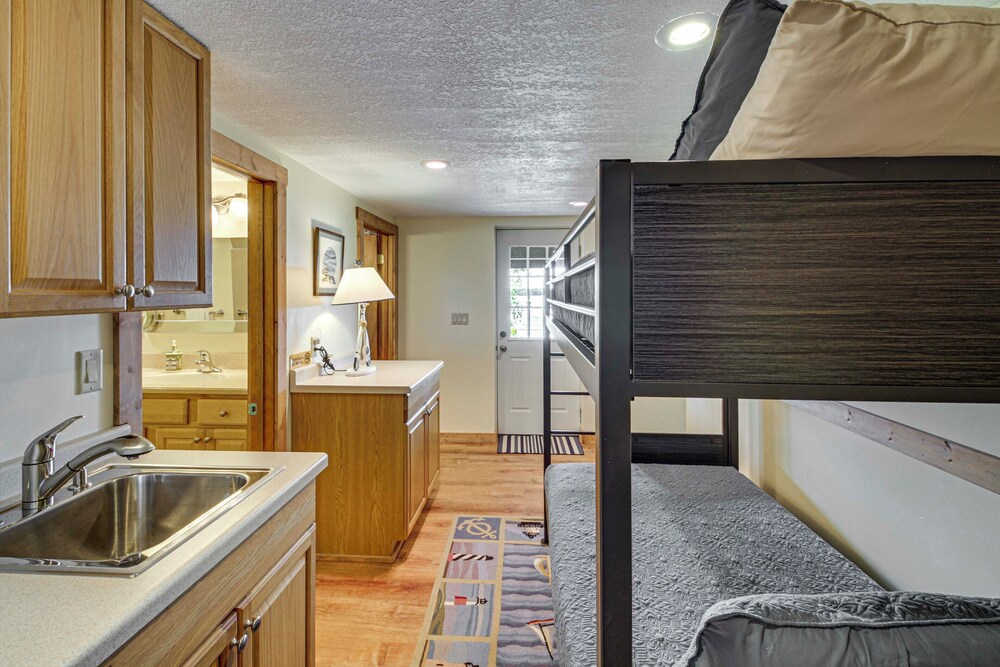 Family Retreat on Cross Lake: Boat, Swim & Relax!