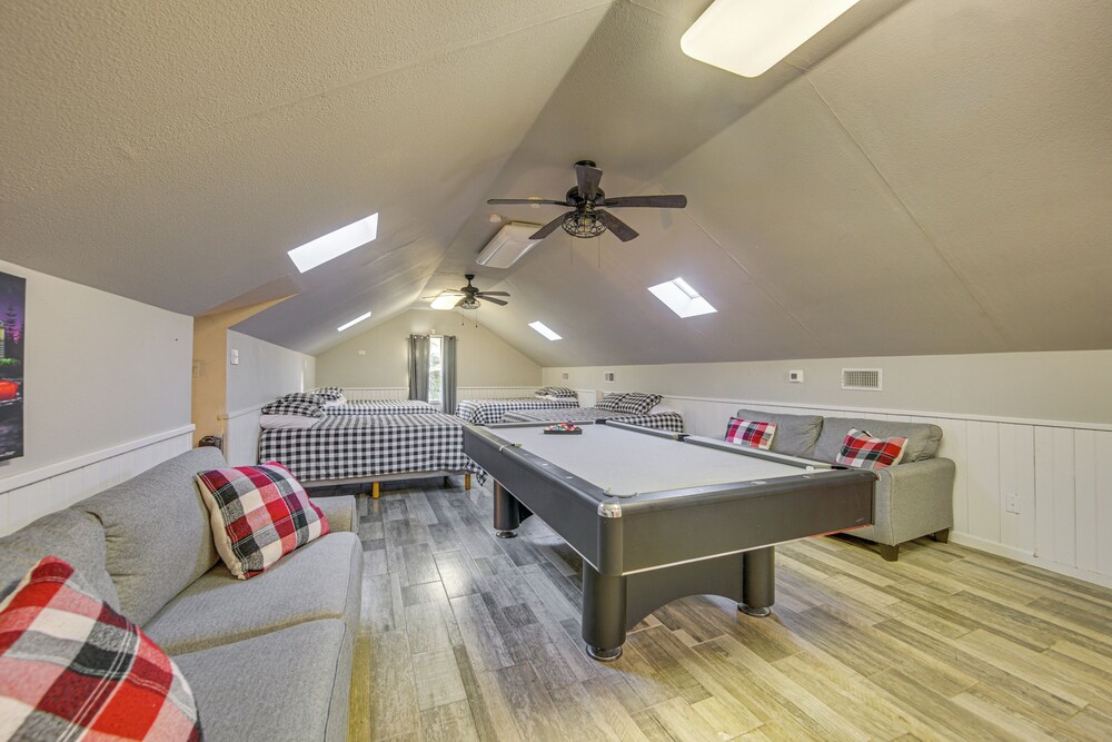 Game Room, Trails! 30-acre Lakefront Streetman Gem