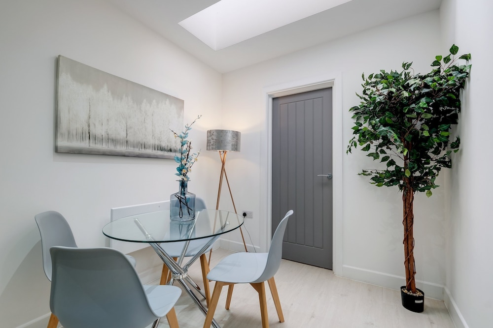 Newly Converted 2BDR 1BA APT in Hounslow