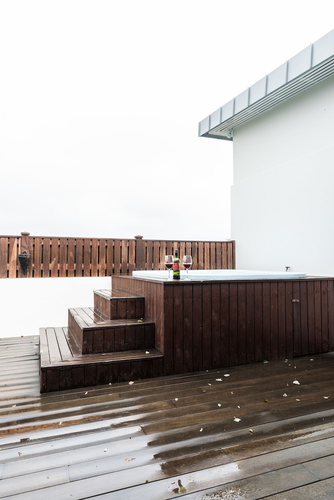 ICELAND SJF Villa , Hot tub & Outdoor Sauna Amazing Mountains View - 15 min to downtown