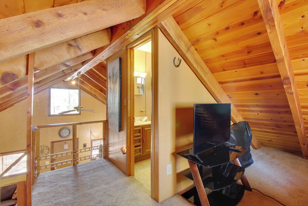 Ski, Hike & Relax: Forest-view Haven in Lakeside!