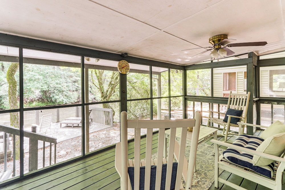 Cartecay River Retreat w/ Yard & Screened Porch!