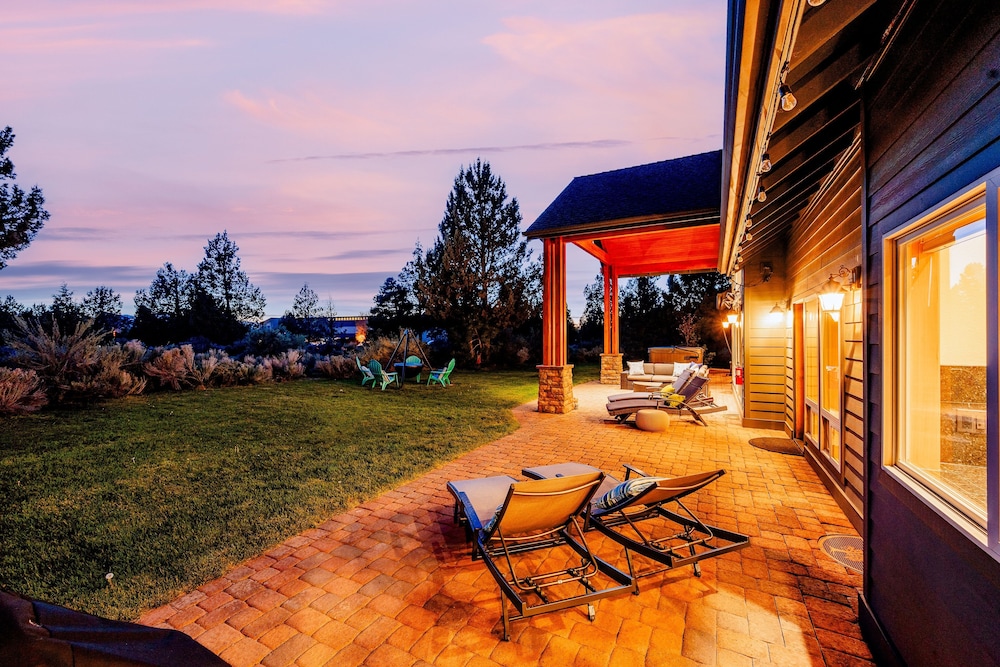 Family-Friendly Dara Oaks Home with Private Hot Tub and BBQ on the Deck by RedAwning