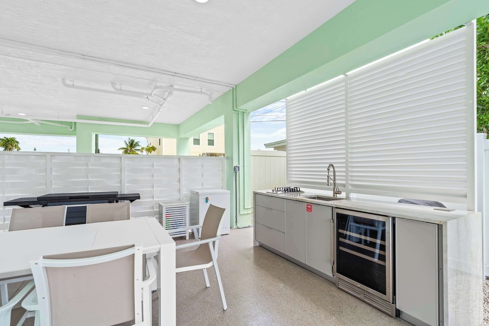 Aqua Verde Waterfront Lux Gem Dock Game Room