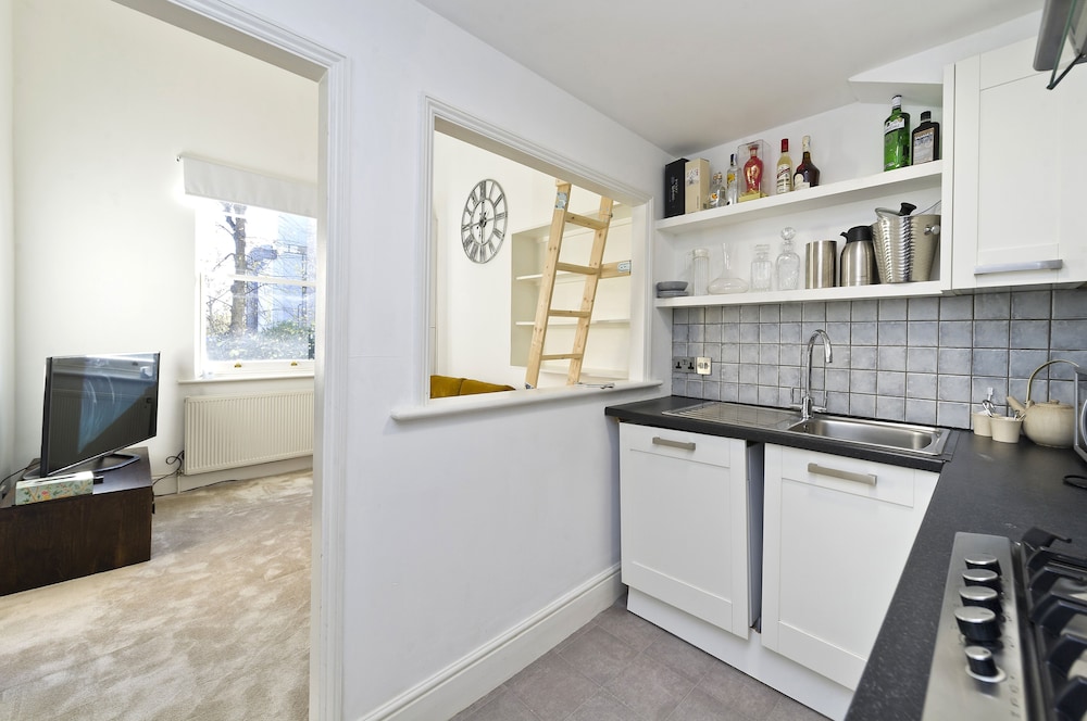 Bright one Bedroom Apartment With Balcony in Maida Vale by Underthedoormat