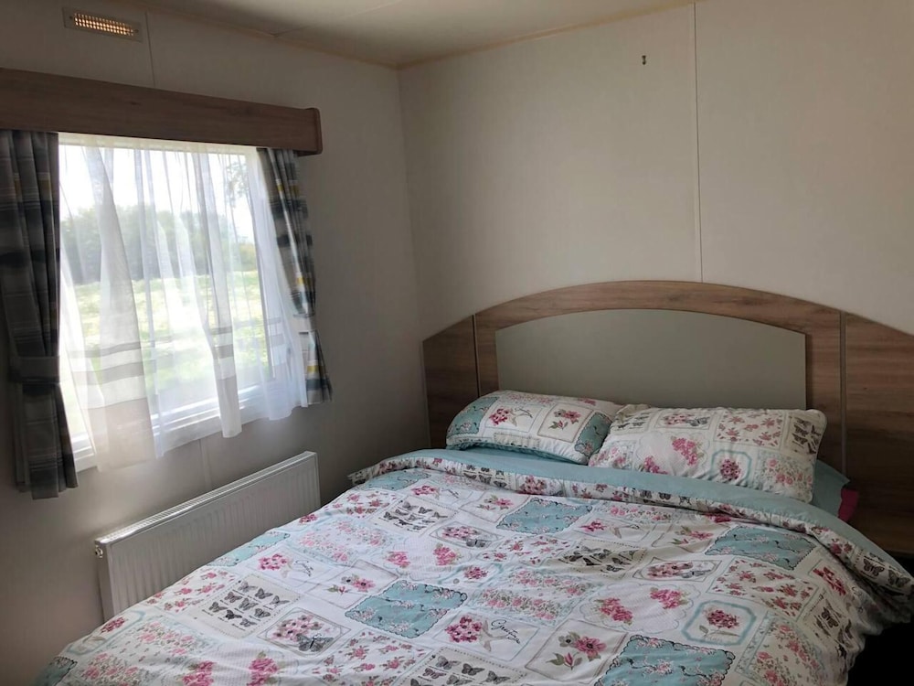 Lovely 3-bed Caravan With Hot Tub in Lincolnshire view 3